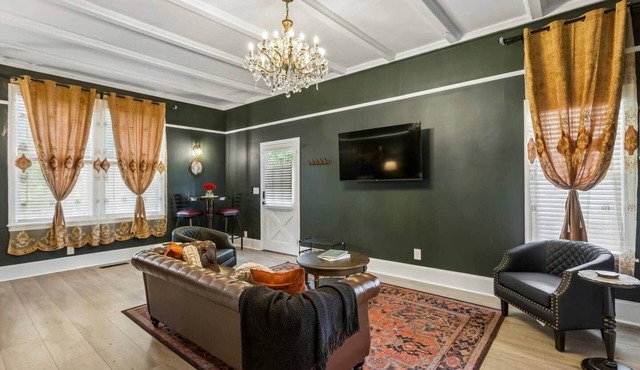 Wrenwood Manor | Walk to Marietta Square