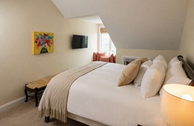 Granville Queen Inn Downtown Edenton Queen Bed Top Floor