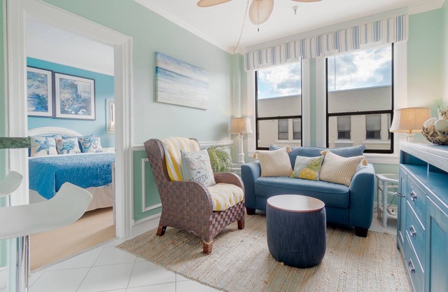 🏝Palm Beach Island King Suite, Walk to Beach and Restaurants, 24/7 Desk🏖