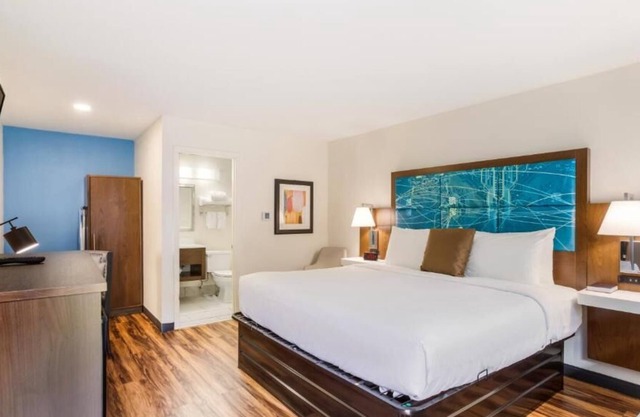 Relax and Unwind! 3 Comfortable Units, Free Parking and Breakfast, Pool in Nashville