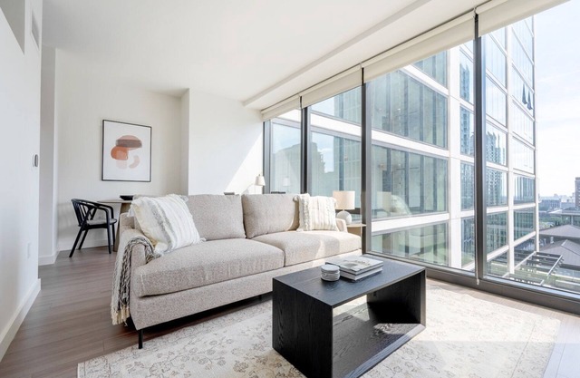 Trendy South Loop 1BR w/Pool, Gym & Spa, nr Grant Park, by Blueground in Chicago