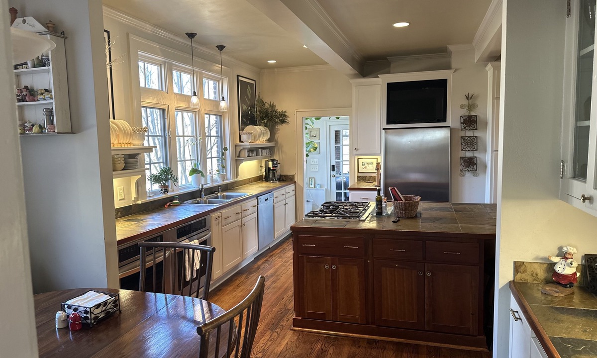 Athens House | Large home 12 mins from Sanford Stadium/downtown, 8 mins to Botanical Gardens