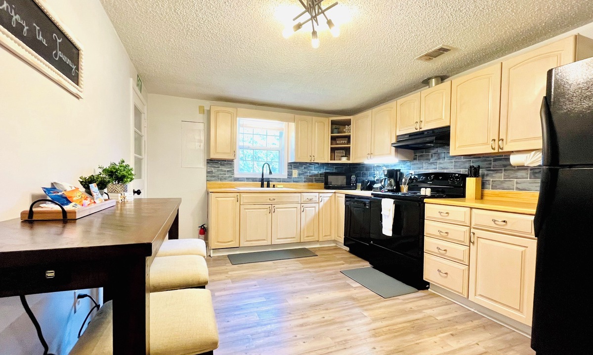 Waycross House | Cozy 3 bedroom house - Monthly Stay Discount