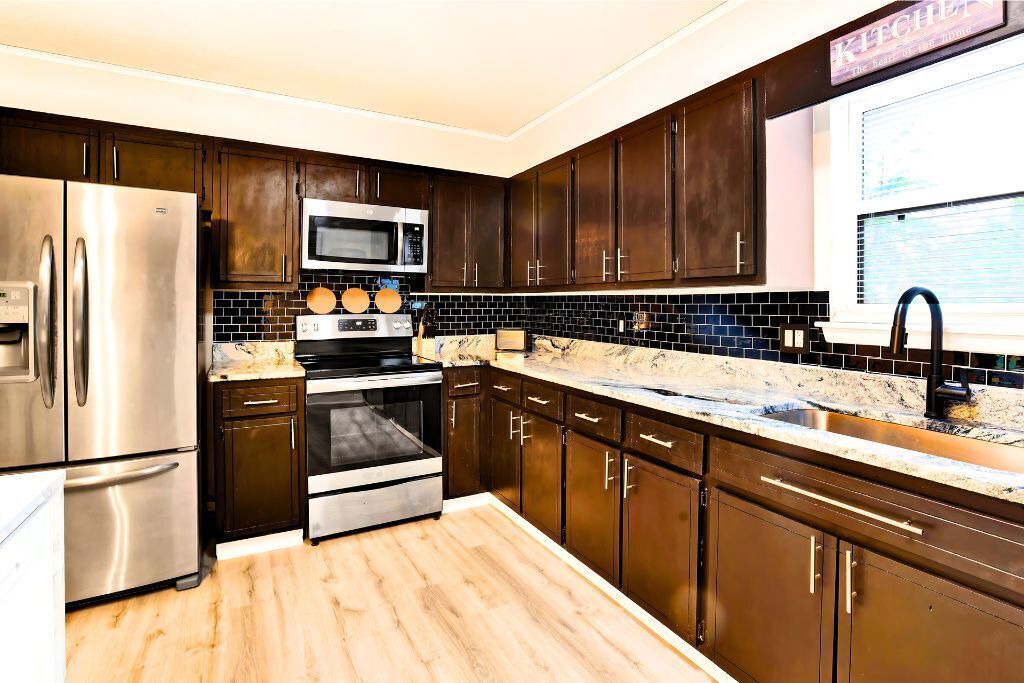 Martinez House | Modern 4 Bed Near Augusta: Pool, BBQ, Jacuzzi Tub