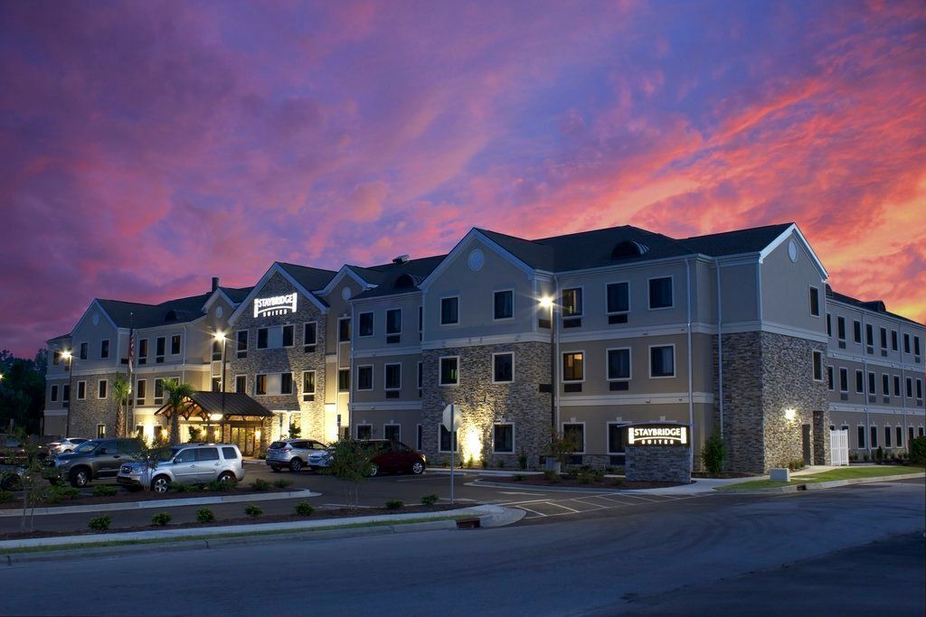 Jacksonville Condo | Free Breakfast. Outdoor Pool. Shared BBQ. Near Marine Corps.