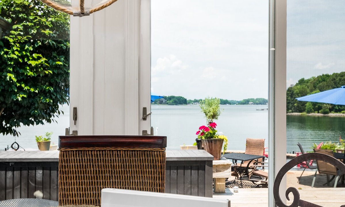 Huntersville House | Southern Charm! LAKE NORMAN- Waterfront, PRIVATE Pool & New Dock