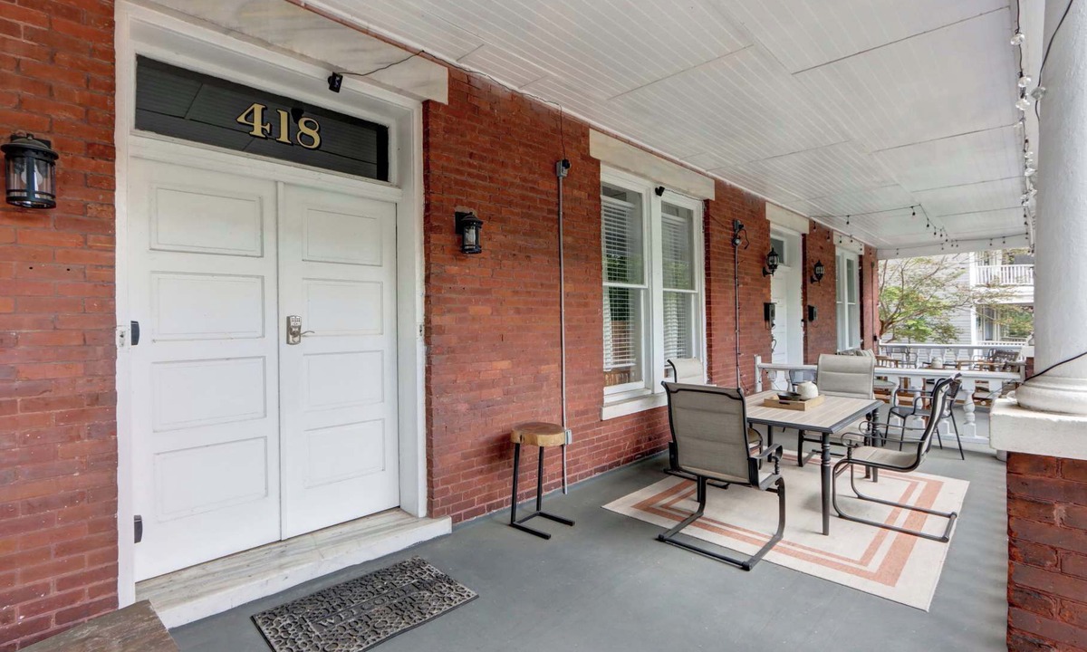 Dixon Park Apartment | The Victorian Porch Retreat | Walk to Forsyth Park