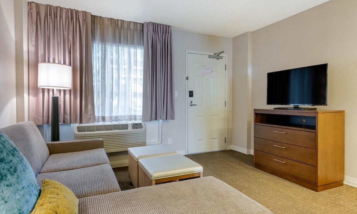 Kissimmee Hotel | Group Getaway | 3 Units, Pool, Free Breakfast | Disney Animal Kingdom - 4 miles