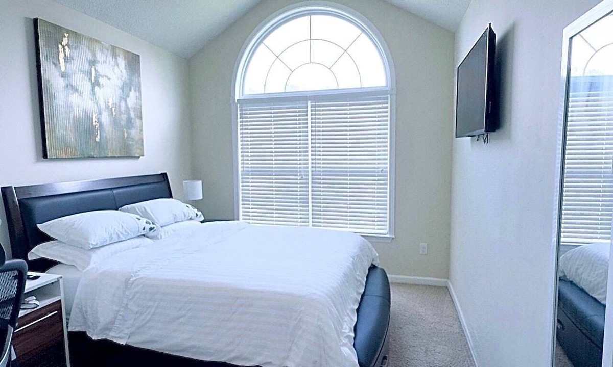 Statesboro House | Cozy bedroom with private bathroom