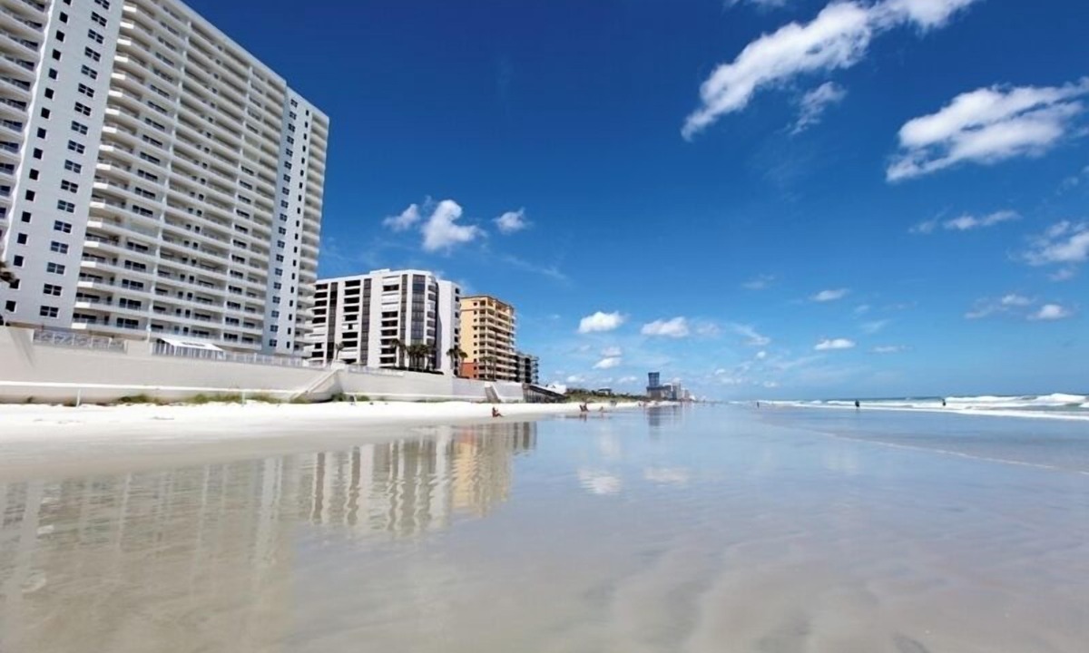 Daytona Beach Shores Hotel | Welcome to your cozy retreat in Daytona Shores, just steps from the Atlantic Ocean. Perfect for solo travelers or couples, this comfy motel studio offers easy beach access and is surrounded by great local restaurants and cafés.
