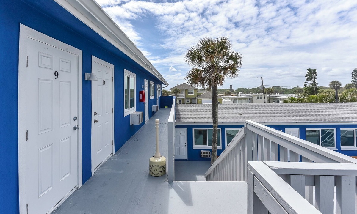Daytona Beach Shores Hotel | Welcome to your cozy retreat in Daytona Shores, just steps from the Atlantic Ocean. Perfect for solo travelers or couples, this comfy motel studio offers easy beach access and is surrounded by great local restaurants and cafés.