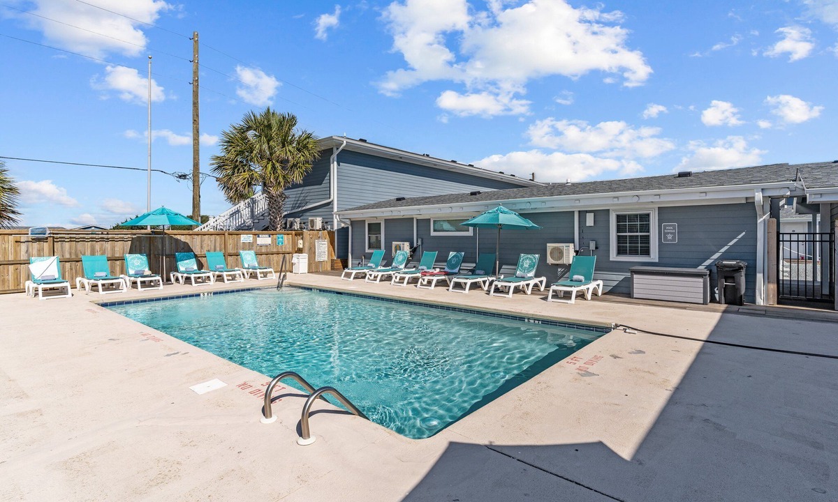 Surf City Hotel | Loggerhead Inn & Suites - Two Queen Suite in hotel in Surf City, North Carolina