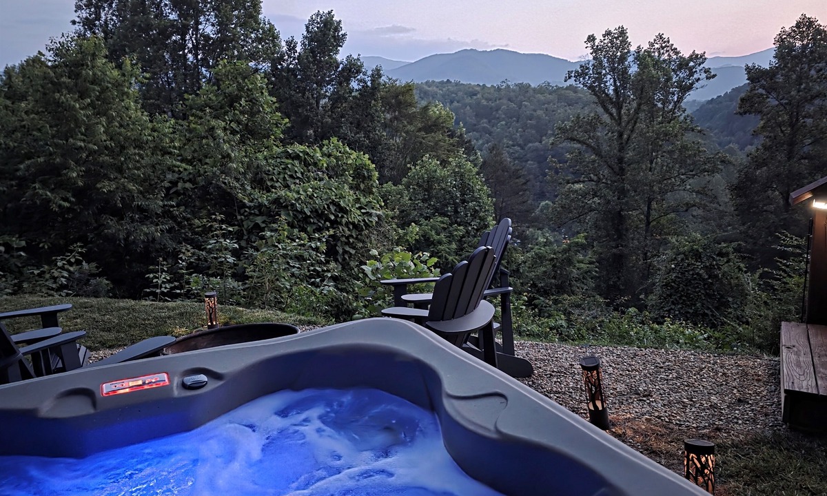 Whittier Cabin | Get an Altitude Adjustment.Hot Tub! Dog friendly. Views! Tubing, waterfalls