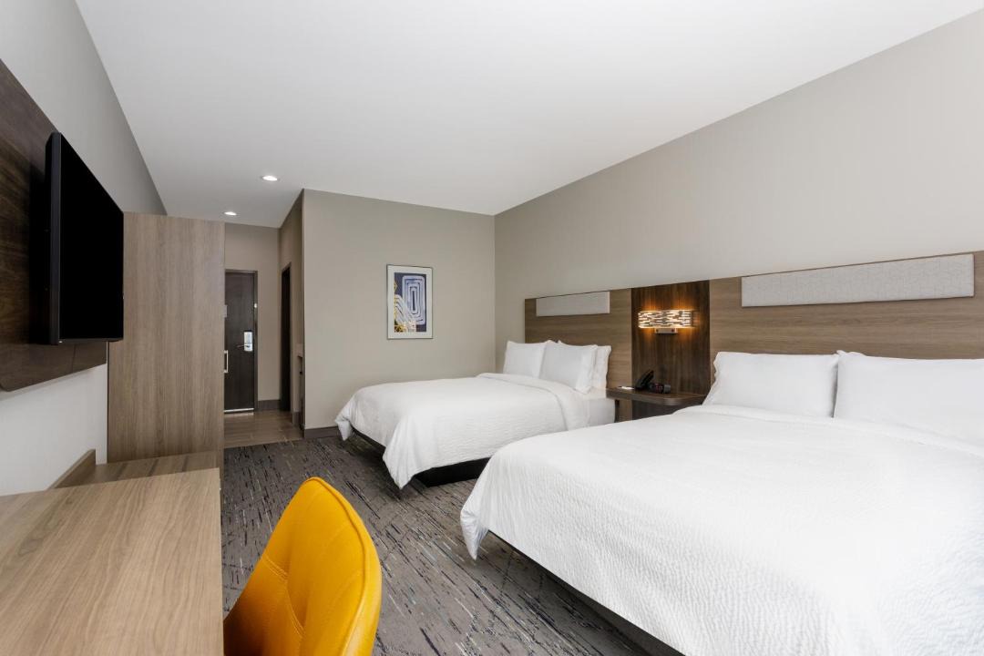Tampa Hotel | Holiday Inn Express & Suites Tampa Stadium - Airport Area by IHG