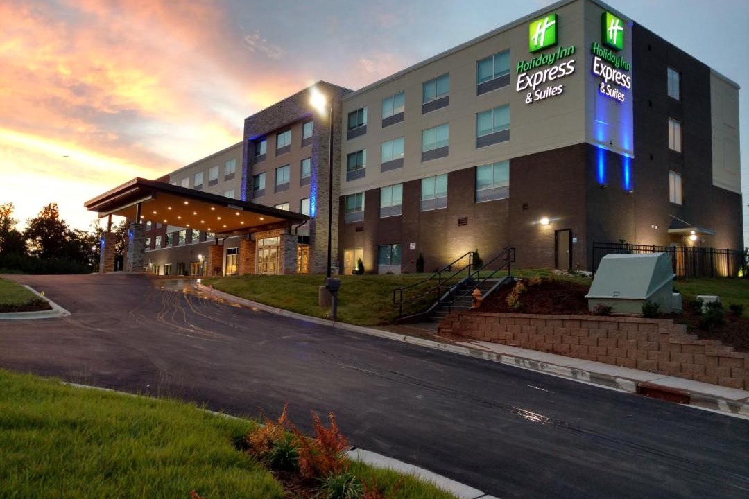 University Place Hotel | Holiday Inn Express & Suites - Charlotte NE - University Area by IHG