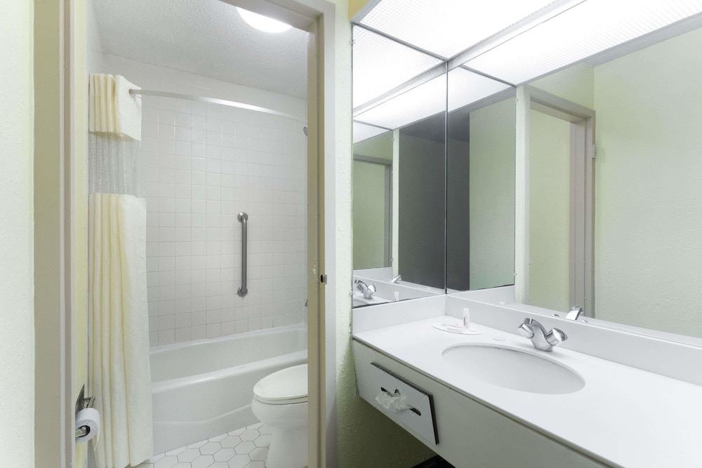 Photo of Bathroom in Garden City