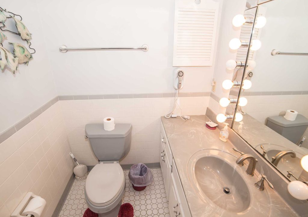 Photo of Bathroom in Beachwalk