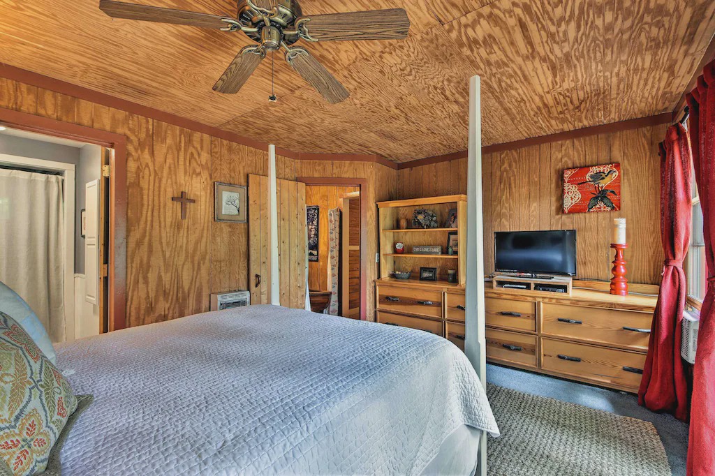 Photo of Bedroom in Mountain Rest