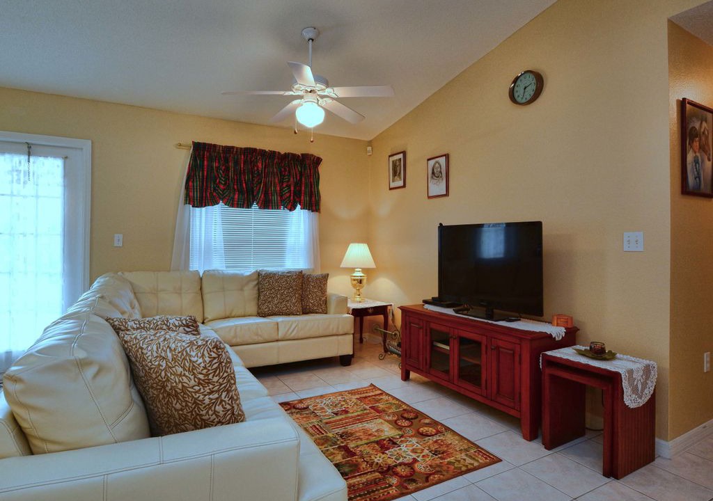 Photo of Livingroom in Greater Groves