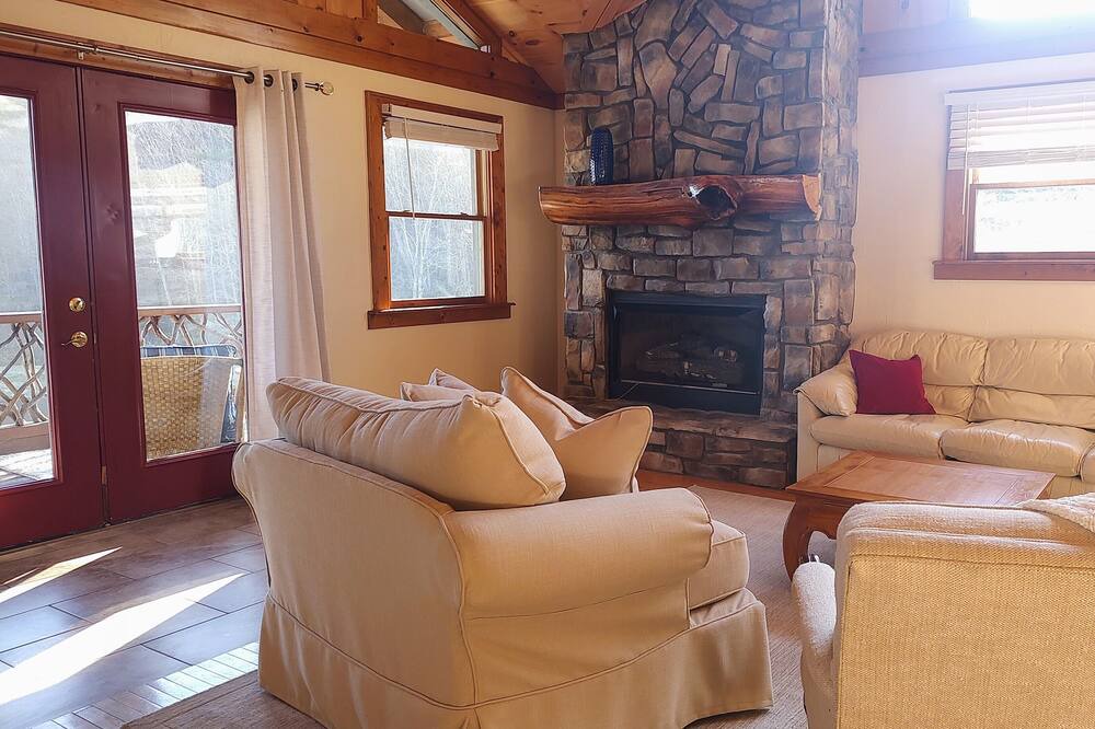 Photo of Livingroom in Cullowhee