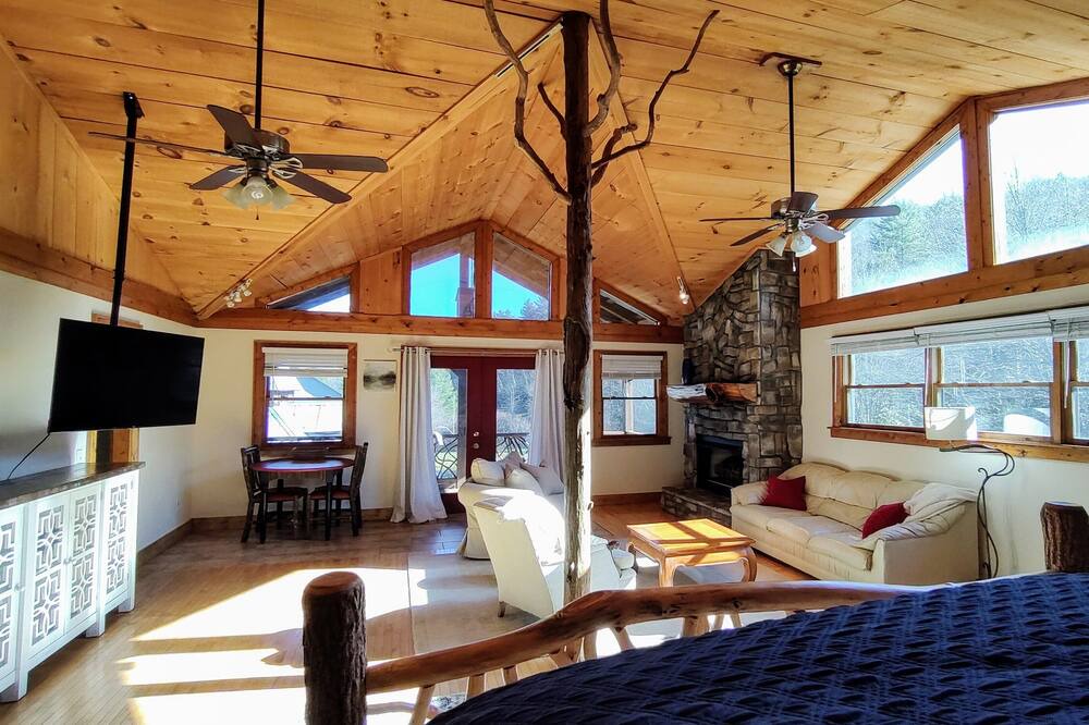 Photo of Livingroom in Cullowhee
