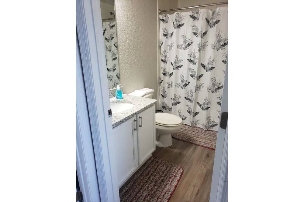 Photo of Bathroom in Trafalgar Village