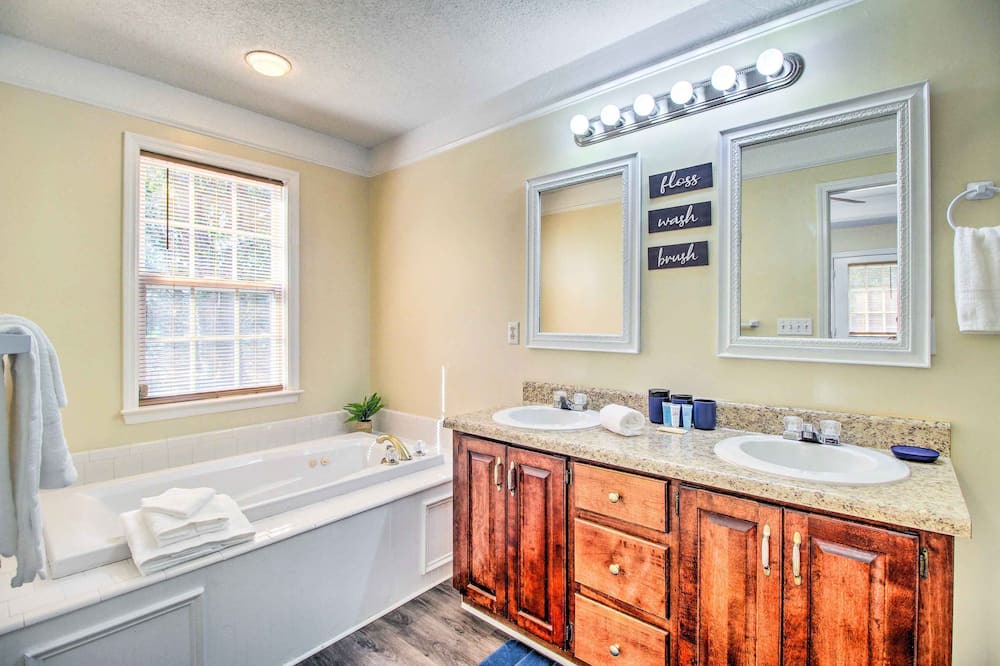 Photo of Bathroom in Hinesville