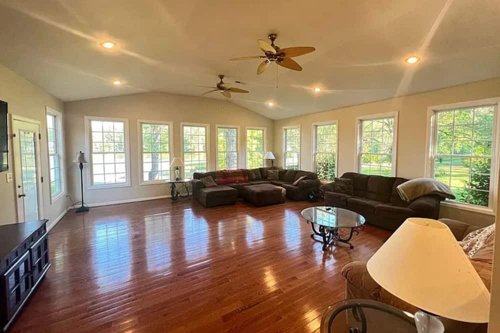 Photo of Livingroom in Inman