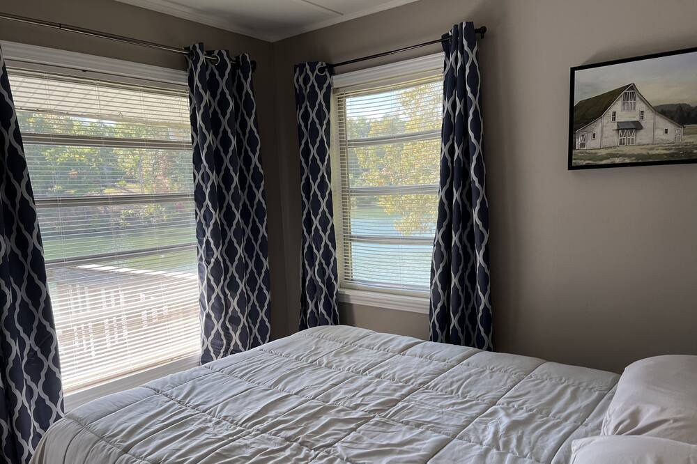 Photo of Bedroom in Tamassee