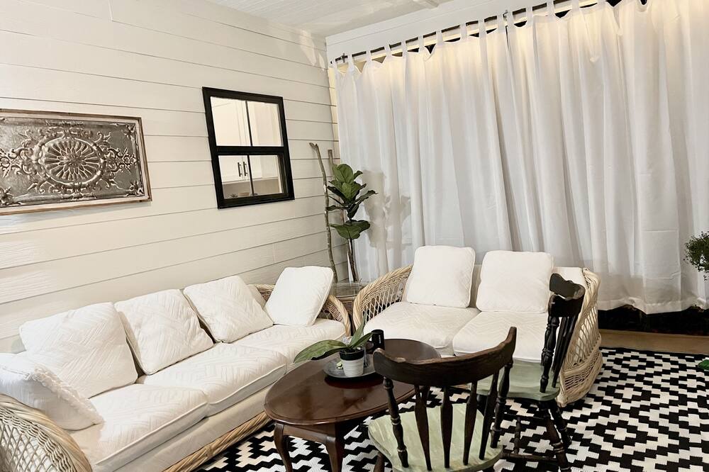 Photo of Livingroom in Commerce
