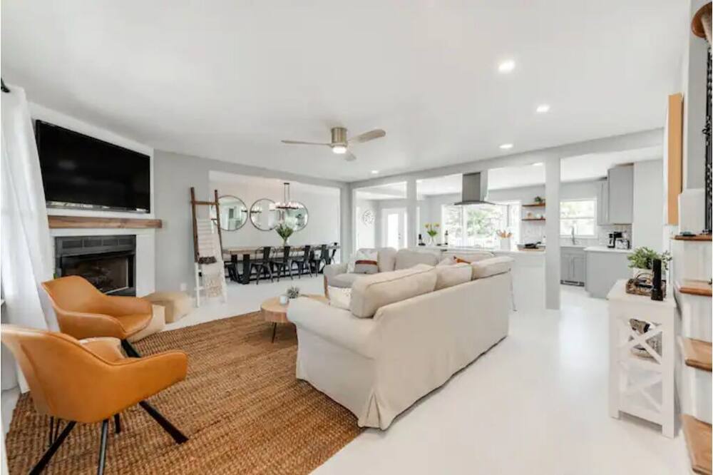 Photo of Livingroom in Albemarle