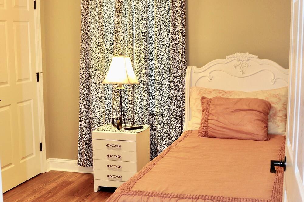Photo of Bedroom in Crisp