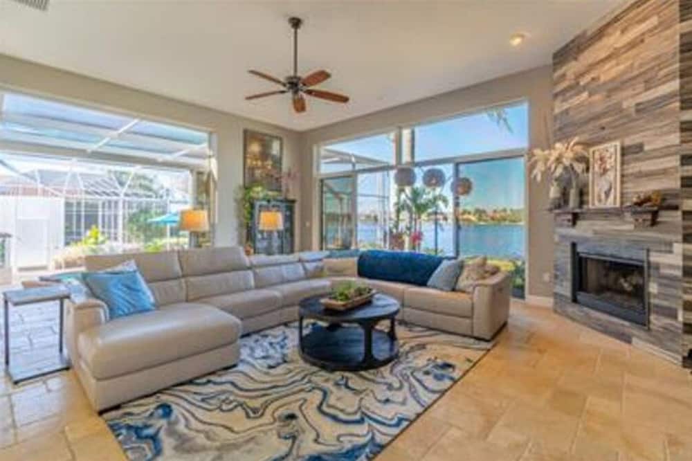 Photo of Livingroom in Bearss Plaza
