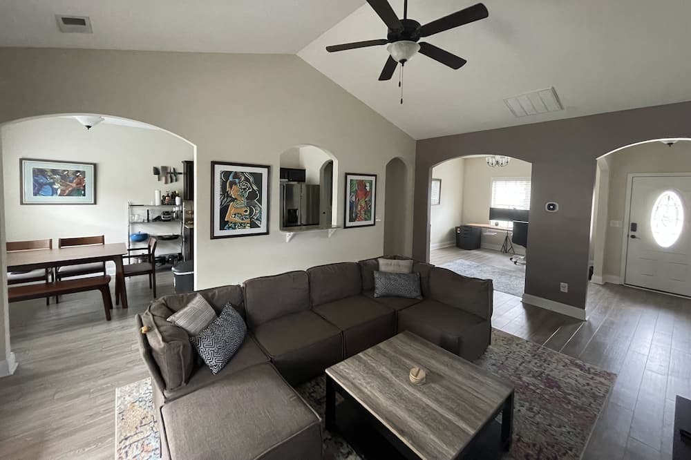 Photo of Livingroom in West Columbia