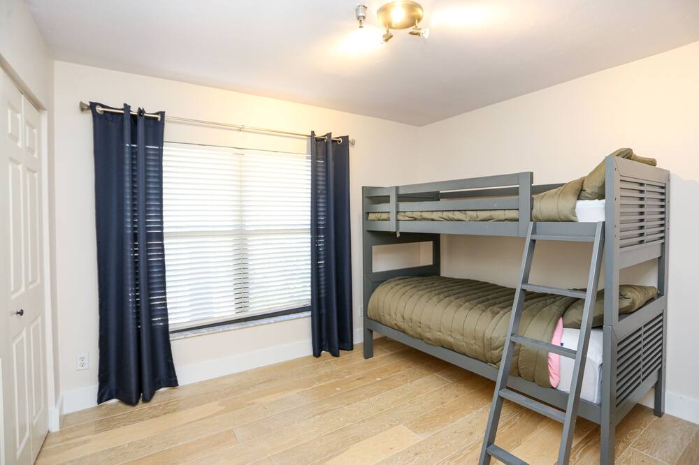 Photo of Bedroom in Royal Harbor