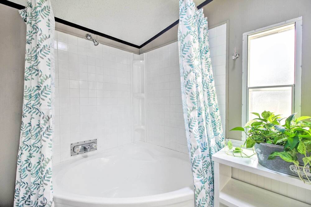 Photo of Bathroom in Midway