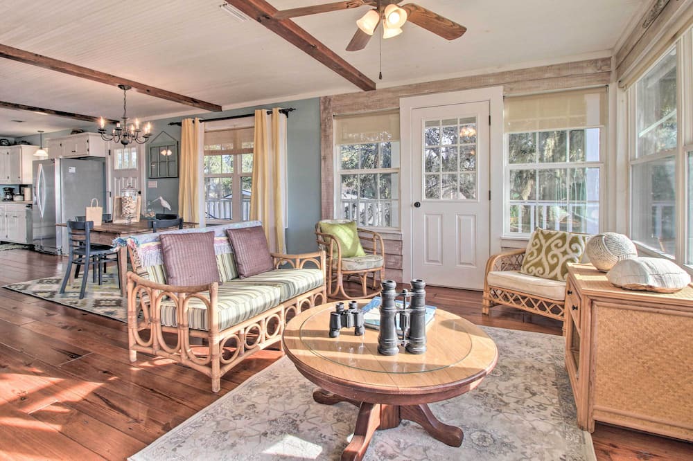 Photo of Livingroom in Midway