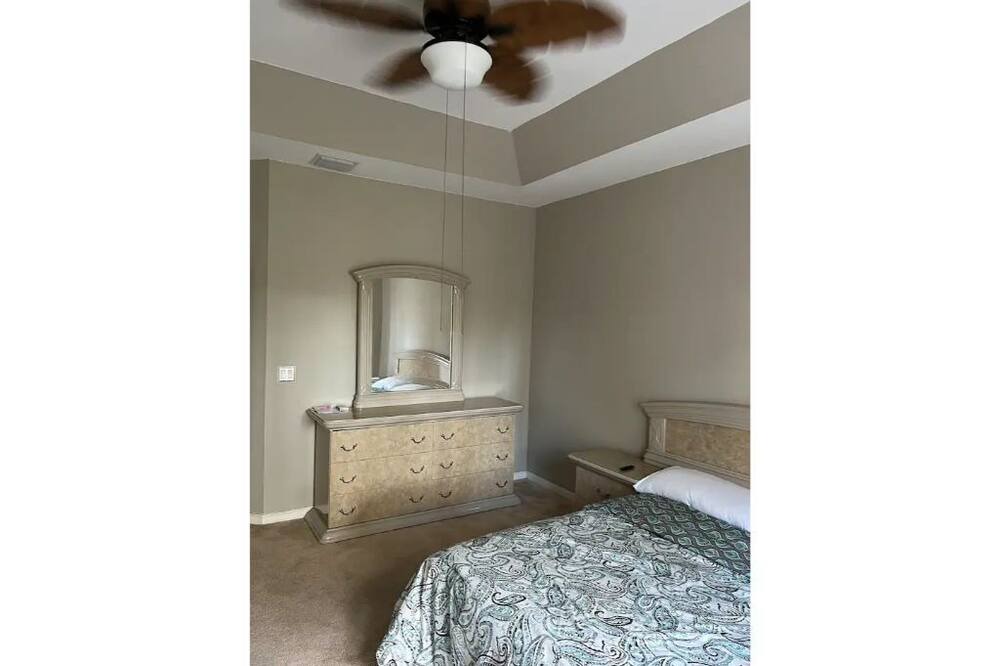 Photo of Bedroom in Lakewood Park