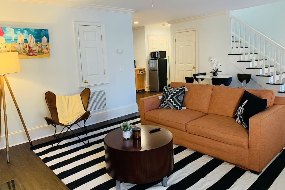 Photo of Livingroom in Old West Broad Neighborhood
