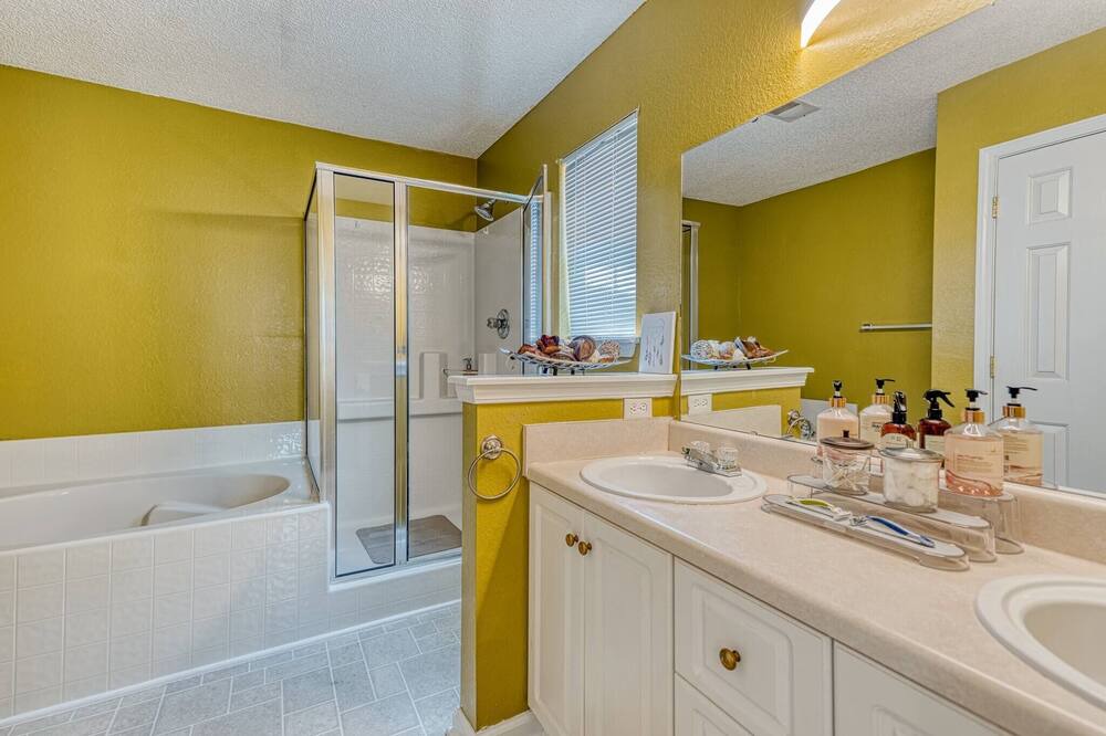 Photo of Bathroom in Huntcliff