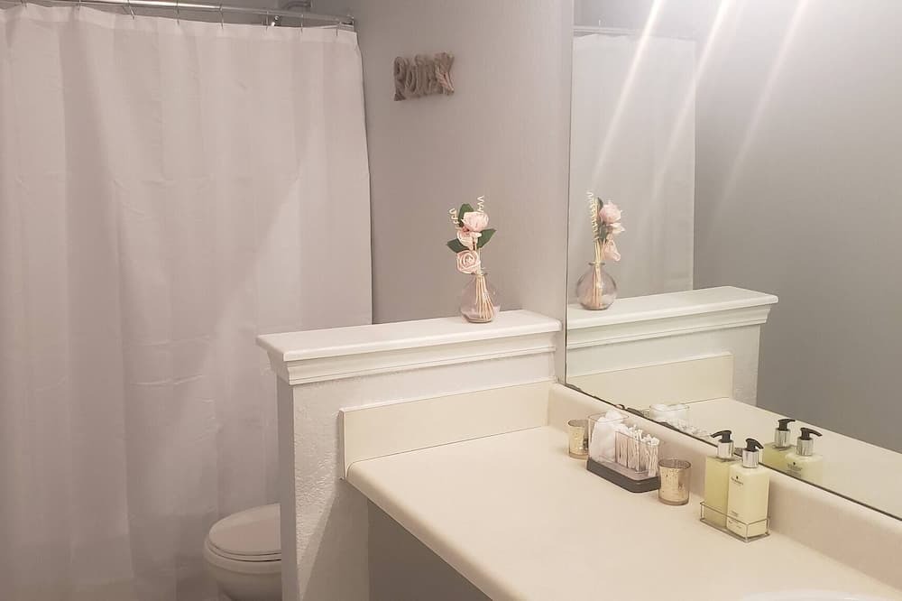 Photo of Bathroom in Huntcliff