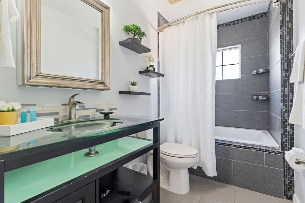 Photo of Bathroom in Seasons
