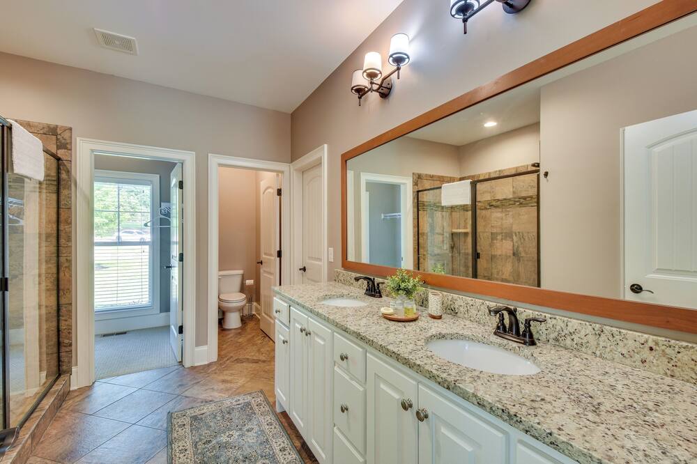 Photo of Bathroom in Toccoa