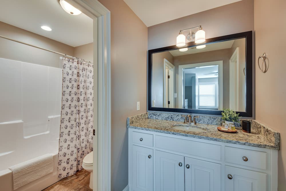 Photo of Bathroom in Toccoa