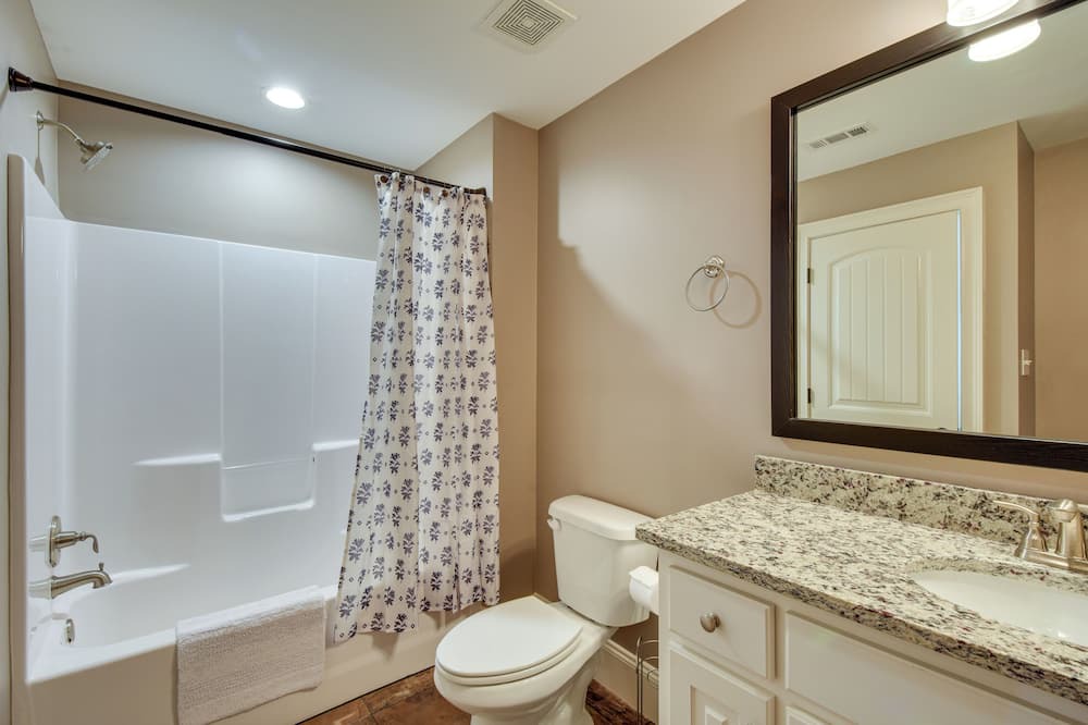 Photo of Bathroom in Toccoa