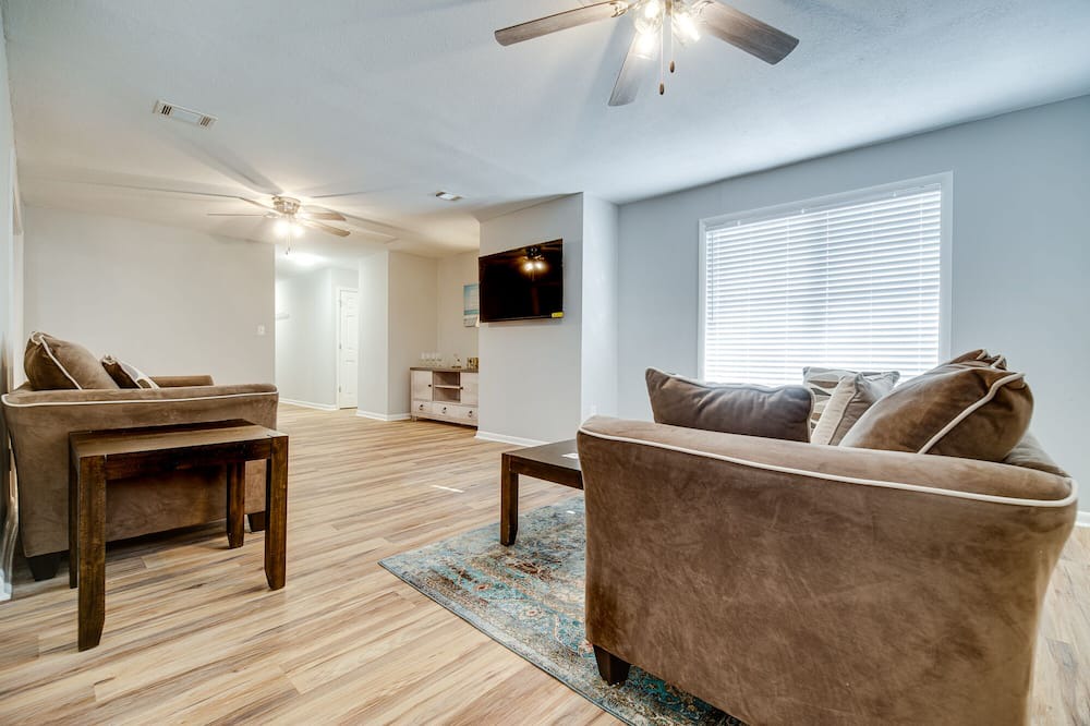 Photo of Livingroom in Colonial Oaks