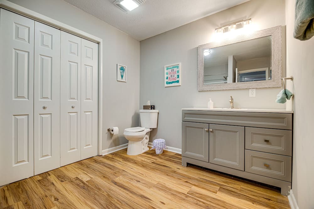 Photo of Bathroom in Colonial Oaks