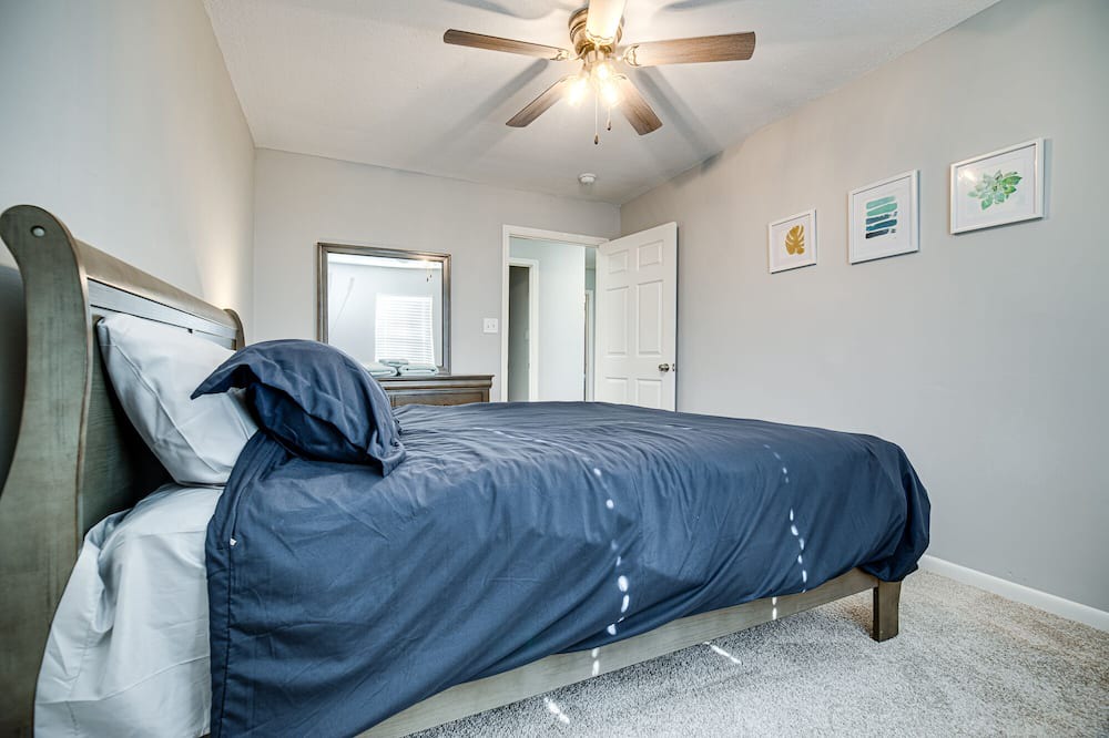 Photo of Bedroom in Colonial Oaks