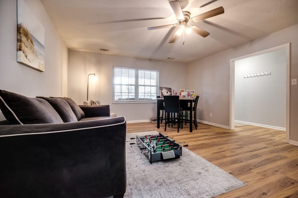 Photo of Livingroom in Colonial Oaks