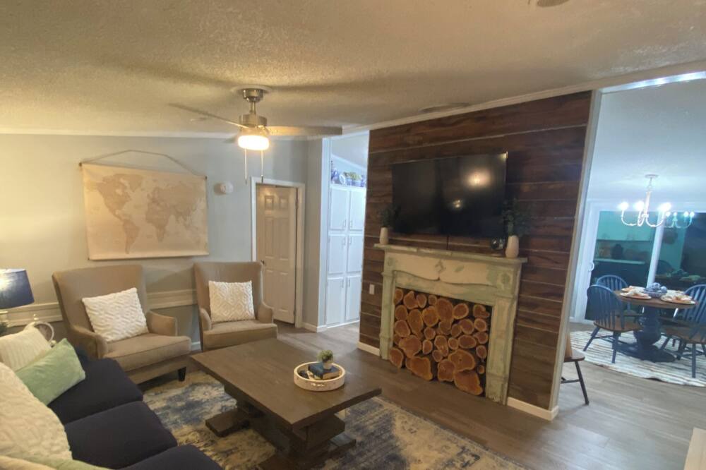 Photo of Livingroom in Townville